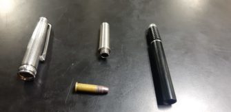 Hombre portaba arma de fuego con forma de lapicero