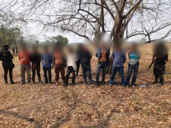 Detienen a 10 por transportar 54 costales de cocaína