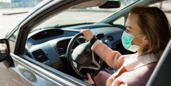 Médicos recomiendan evitar el uso de la mascarilla dentro del auto
