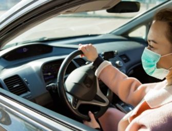 Médicos recomiendan evitar el uso de la mascarilla dentro del auto