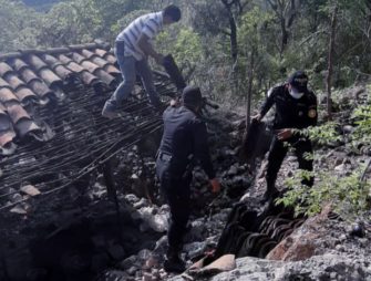 Gesto solidario: Policías reconstruyen vivienda de una familia de escasos recursos