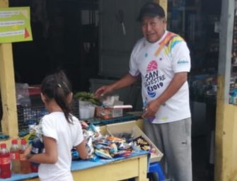 Tendero le alegra el día a niños de escasos recursos