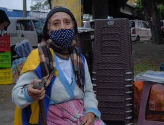 Anciana ofrece sillas a pacientes del IGGS para que esperen sentados su turno