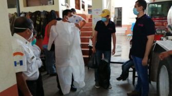 Club Rotarac dona trajes para bomberos voluntarios