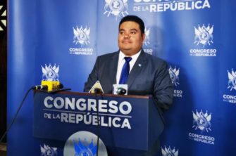 Presidente del Congreso se viste de Santa Claus y da un mensaje