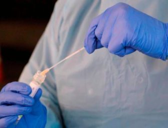 Gobierno publica que casos diarios de coronavirus bajan en el país