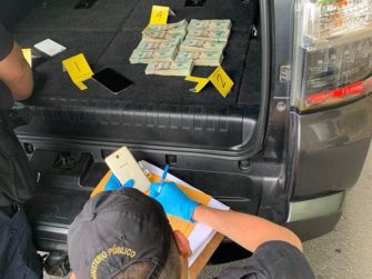 Llevaban ocultos 18 mil dólares en carro «institucional»