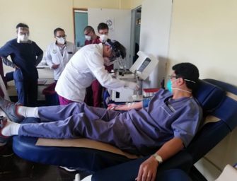 Director del Roosevelt dona plasma para ayudar a pacientes de coronavirus