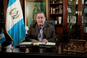 Giammattei muestra coloquialmente ayuda a vicepresidente