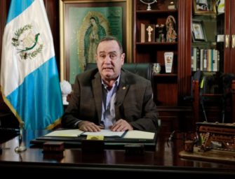 Giammattei muestra coloquialmente ayuda a vicepresidente