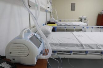 Salud dice que cifra de ocupación de camas en hospitales sigue bajando