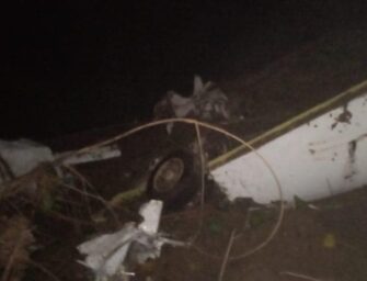 Cae aeronave: hay dos muertos, armamento y paquetes en el lugar