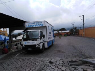 Unidad Móvil que detecta casos Covid-19 llega a Jocotenango