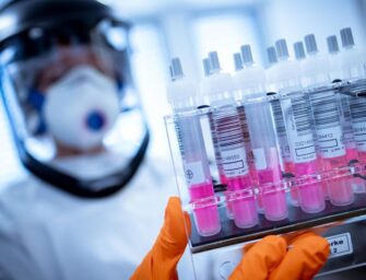 Covid-19 continuará propagándose incluso con la vacuna, según la OPS