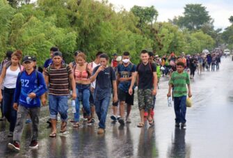 Caravana de migrantes se detiene por razones sanitarias