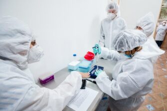 Embajada alemana dona 100 mil pruebas de Covid-19 a Guatemala