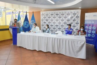 Salud con ayuda de la OMS entrega insumos de protección a comadronas