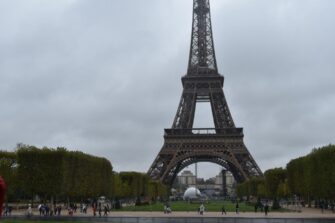 París cierra bares y restringe universidades por nuevo brote de Covid-19