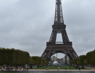 París cierra bares y restringe universidades por nuevo brote de Covid-19