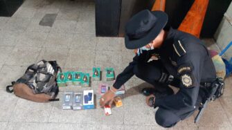 Tres hombres son sorprendidos mientras intentaban robar en venta de celulares