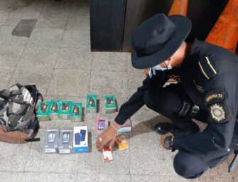 Tres hombres son sorprendidos mientras intentaban robar en venta de celulares