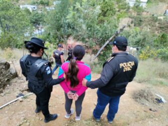 Pareja de mujer acusada de tirar a río a su bebé está prófugo