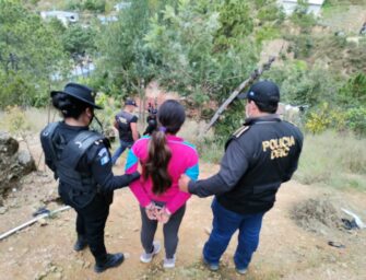 Pareja de mujer acusada de tirar a río a su bebé está prófugo