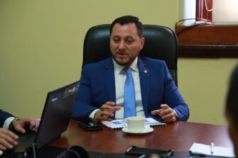 Ministro de Gobernación asegura que no renunciará tras llamar terroristas a manifestantes