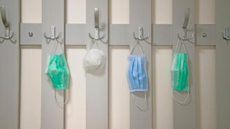 ¿Está bien colocar tu mascarilla en la entrada de la casa?