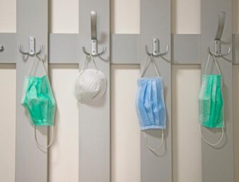 ¿Está bien colocar tu mascarilla en la entrada de la casa?
