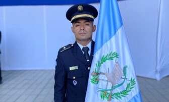 Agente de la PNC se gradúa con honores en Chile