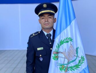 Agente de la PNC se gradúa con honores en Chile