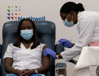 Estados Unidos inicia vacunas y pretende inmunizar a 25 millones en diciembre