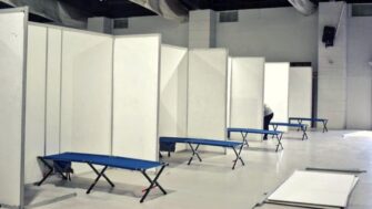 Profesionales del Hospital del Parque de la Industria cantan villancicos a pacientes