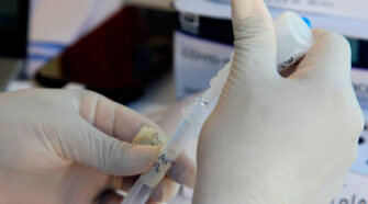 Esperan que vacuna sea efectiva para la nueva cepa de coronavirius