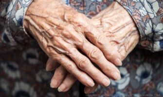 Piden ayuda para localizar a familiares de mujer de la tarcera edad