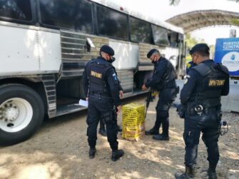 Adolescente de 15 años llevaba marihuana en una caja mientras viajaba en bus