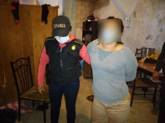 Tras allanamientos, capturan a mujer sindicada de estos delitos