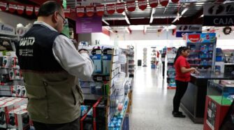 DIACO verifica precios de útiles escolares en diferentes librerías