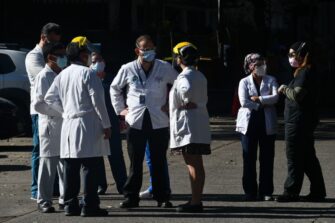 Médicos del Roosevelt piden que se acelere proceso de adquisición de vacunas