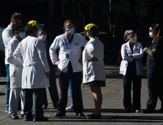 Médicos del Roosevelt piden que se acelere proceso de adquisición de vacunas