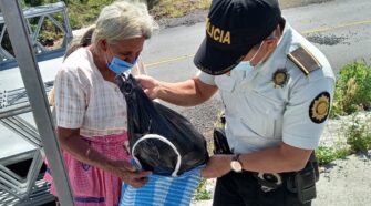 El acto de amor de policías hacia una anciana