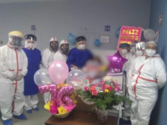 Paciente de 76 años celebra su cumpleaños en Hospital Covid-19
