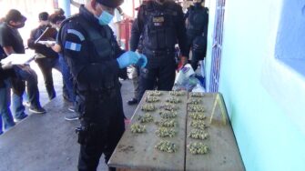 Localizan 30 celulares y casi 500 envoltorios de marihuana en cárcel de Alta Verapaz