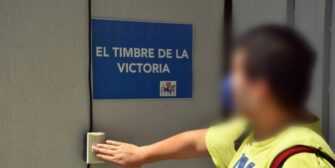 Hombre toca el Timbre de la Victoria tras superar el Covid-19 en el Parque de la Industria