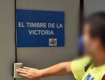 Hombre toca el Timbre de la Victoria tras superar el Covid-19 en el Parque de la Industria