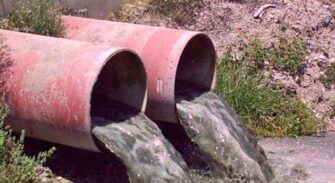 Colegio recibe fuerte sanción económica por contaminación