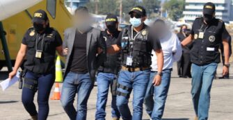Capturan a migrantes deportados al bajar de avión