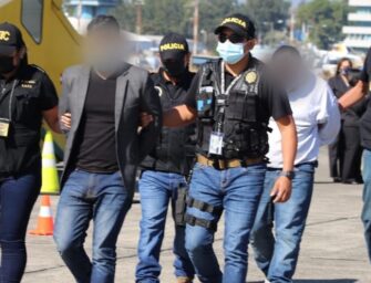 Capturan a migrantes deportados al bajar de avión
