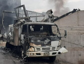 Pérdidas millonarias deja incendio en fábrica de camas en Xela